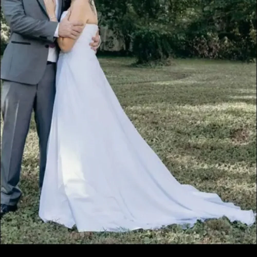 WEDDING DRESS  - Picture 10 of 11